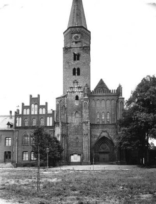Brandenburg. Dom Sankt Peter und Paul (1165 begonnen). Ansicht von Westen