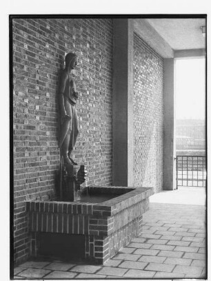 Schule Adlerstraße (Hamburg-Barmbek): Mädchenfigur : SchumacherWV Nr. 273