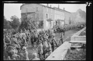 Blâmont (Dep. Meurthe-et-Moselle, Frankreich): Marsch des Infanterieregiments in der Straße Rue de la Gare, Kreuzung Route de Strasbourg]