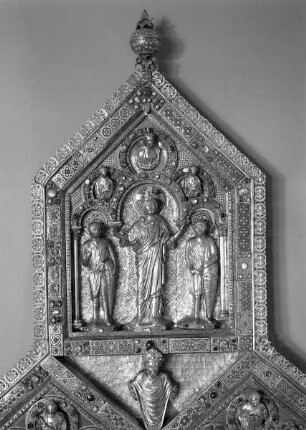 Dreikönigenschrein — Passionsseite — Christus segnet die Heiligen Nabor und Felix, begleitet durch die Tugenden Fides, Caritas und Spes