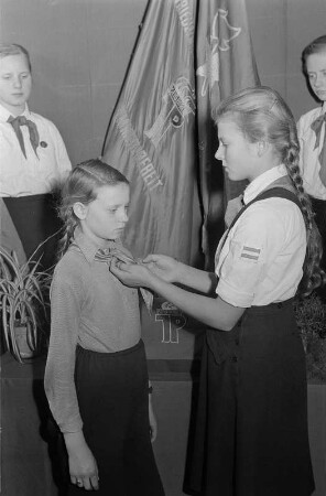 Aufnahme von Schülerinnen und Schülern einer Schule in Berlin-Köpenick in die Pionierorganisation / Verleihung der Thälmann-Pionier Halstücher
