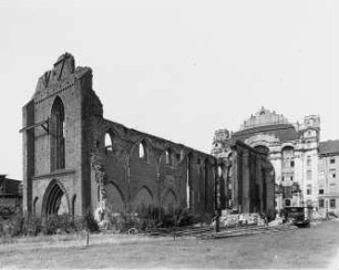 Berlin, Ruine der Franziskaner-Klosterkirche, 1945 schwer beschädigt, als Ruine gesichert
