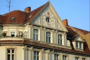 Detail: Zwerchhaus mit Stuck im Giebelfeld