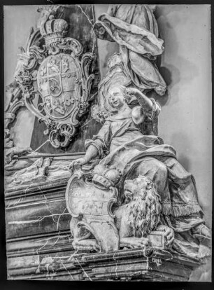 St. Michael: Grabmal Franckenstein, Figur und Wappen