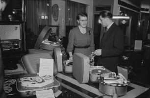 Ausstellungshalle VII, VEB Rundfunk- und Fernmelde-Technik (RFT), Präsentation von Tonbandgeräten