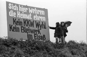 Sasbach: Kundgebung gegen Bleiwerk Marckolsheim und Atomkraftwerk Wyhl; Großplakate