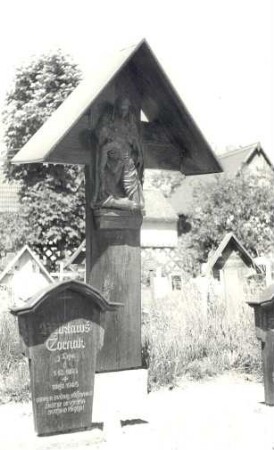Grabkreuz in Crostwitz : Handwerkstechniken - Tischlerei. Ort: Chrósćicy / Crostwitz. Kreuz auf dem Friedhof