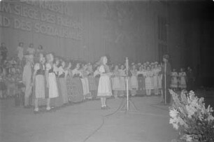 Sorbisches Jugendensemble der Sorbischen Oberschule Bautzen. : Prěnja Serbska kulturna brigada Serbskeje wyšeje šule w Budyšinje.