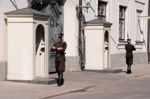Wachsoldaten in Riga : Zwei Wachsoldaten der Präsidentengarde paradieren vor dem Amtssitz des Staatspräsidenten. Aufgenommen in Riga im Juni 2008