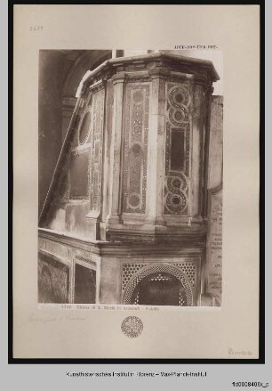 Evangelienkanzel, zusammengesetzt aus den Fragmenten des Ambo der ehemaligen Schola Cantorum