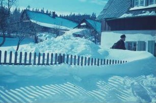 Erzgebirge. Verschneite Wohnhäuser