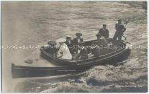 Kronprinzessin Cecilie an Bord eines Motorbootes