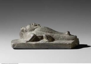 Statuette eines Krokodils, eine Mumie auf dem Rücken tragend