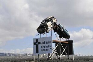 Denkmal mit zwei Unfallfahrzeugen : Dieses makabre Denkmal mit zwei Unfallfahrzeugen soll Autofahrer an der Ringstraße Nr. 1 an die vorgeschriebene Höchstgeschwindigkeit von 90 km/h und Rücksichtnahme im Straßenverkehr erinnern. Aufgenommen am 30. Mai 2012 in der Nähe von Reykjavik