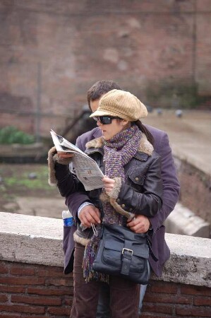 Touristen studieren Stadtplan am Pantheon
