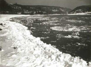 Sächsische Schweiz. Elbe bei Eisgang nahe Stadt Wehlen gegen Bastei