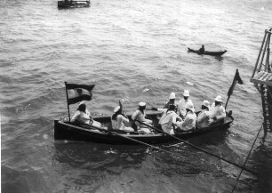 Dernburg und Gefolge gehen an Land