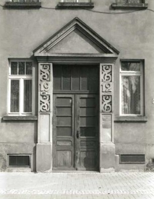 Dresden-Pieschen, Hubertusstraße 40. Wohnhaus mit Ladeneinbau (1912). Portal