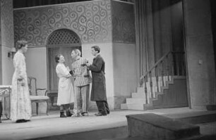 Szenenbilder aus dem Schwank "Ein Ruhetag" von Walentin Petrowitsch Katajew im Theater am Schiffbauerdamm Berlin