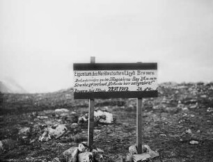 Schild der Landbesitznahme durch Norddeutschen Lloyd in der Magdalenen-Bay auf Spitzbergen : Nordlandreisen. Schild der Landbesitznahme durch Norddeutschen Lloyd in der Magdalenen-Bay auf Spitzbergen