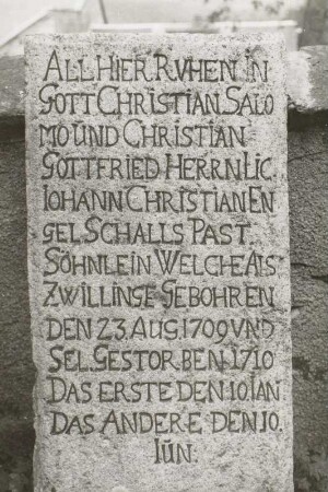Grabstein für die Zwillingsbrüder Christian Salomo und Christian Gottfried Engelschall (gestorben 1710)