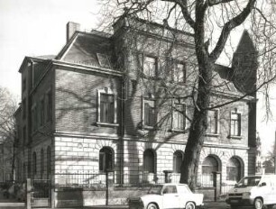 Dresden-Strehlen, August-Bebel-Straße 33/Ecke Wasaplatz. Wohnhaus (Wasa-Apotheke). Um 1895. Straßenansicht (August-Bebel-Straße)