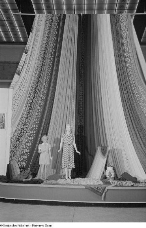 Ausgestellte Textilien auf der Leipziger Herbstmesse 1954