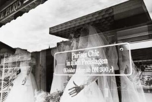 Schaufenster mit Schaufensterpuppen in Brautkleidern