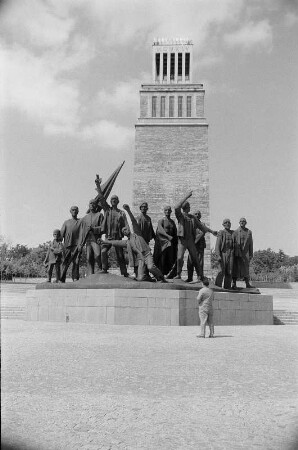 Weimar. Nationale Mahn- und Gedenkstätte Buchenwald. Glockenturm und Buchenwald-Denkmal (1952/1958; F. Cremer)