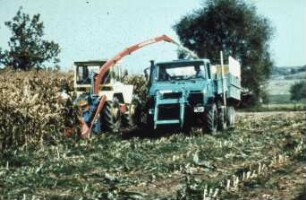 Fotografie: Erntetechnik, Silomais, Maishäcksler angebaut, Scheibenradfeldhäcksler, Parallelverfahren, Rückfahreinrichtung