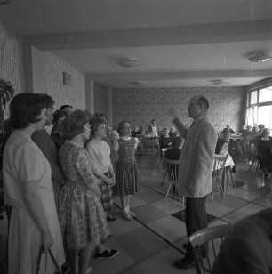 Chorgesang von Schülerinnen der amerikanischen Oberschule im Städtischen Altersheim im Rahmen der deutsch-amerikanischen Freundschaftswoche.