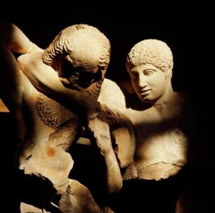 Westgiebel, Figur P, Kentaur und Figur Q, Lapith : Olympia. Archäologisches Museum. Kentaur entführt Lapithen-Jüngling. Aus dem Westgiebel des Zeustempels, 3. Jahrzehnt des 5. Jh. v. Chr. Sett9