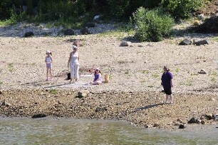 Ungarisches Donauufer bei Budapest : Das ungarische Donauufer zwischen Esztergom und Budapest, fotografiert am 13. Juni 2011 von Bord eines stromabwärts fahrenden Donauschiffes aufgenommen