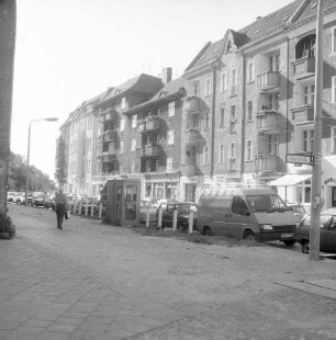 Berlin-Schöneweide, Schnellerstraße 110/111/112/113. Wohnhäuser mit Laden. Straßenansicht von Südwesten (von der Fennstraße)