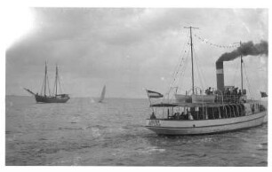 Dampffährboot "Lubmin" (Greifswald), Zweimast-Segelschiff und kleineres Segelboot in Rügener Küstengewässern