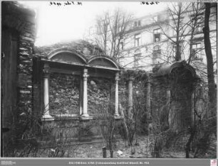 Ostmauer des Peterskirchhofs, dahinter Häuser der Schäfergasse (?)