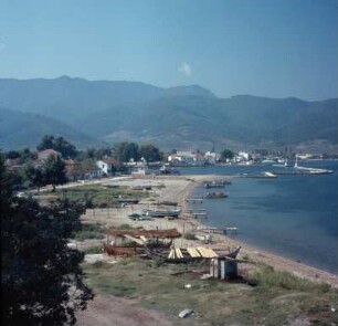 Thasos, Limenas Thasou, Hafenstadt Limenas. Blick vom Eteókastron auf das Ypsárion-Massiv. Heutiger Fischerhafen = antiker Handelshafen