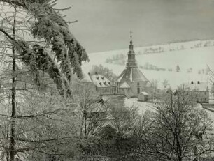 Seiffen. Ortsteilansicht mit Kirche und alter Schule vom Schindelberg gegen Reicheltberg gesehen. Winterbild