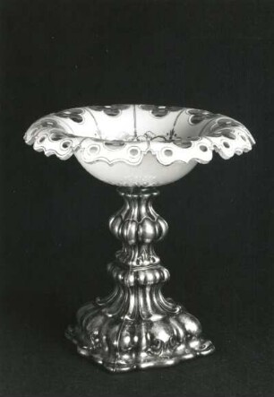 Anbieteschale. Glas mit weißem Überfng. Silber, Höhe 18,5 cm. Böhmen, um 1850. Dresden, Kunstgewerbemusem