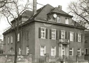 Dresden-Neustadt, Bautzner Straße 105. Villa (1851/1900). Straßenansicht mit Einfriedung