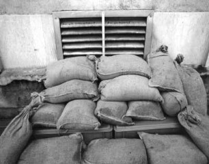 Dresden, Hochwasser 2002 : Dresden-Pieschen. "Flut 2002", gestapelte Sandsäcke