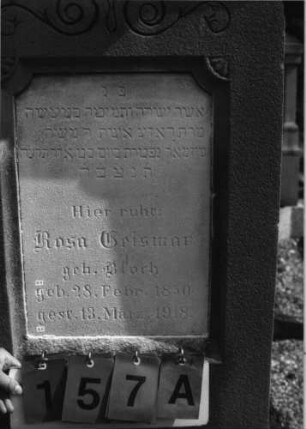Grabstein 157 (Index: 99796835) Material: Sandstein, weiße Marmorplatte Zustand: gut Maße HxBxT: 214x72x30 cm Beschreibung: getreppt. Sock/Giebel m. Mittel-u. Eckakrot/rechteck. Schriftplatte Symbolik: Blüte, Ranken: Grabstein 157A