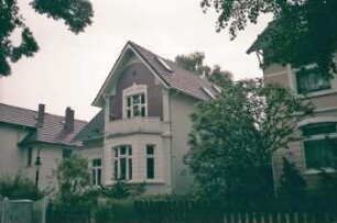 Bismarckallee 18: Stadtvilla: Straßenfront mit Quergiebel, Auslucht und Altan
