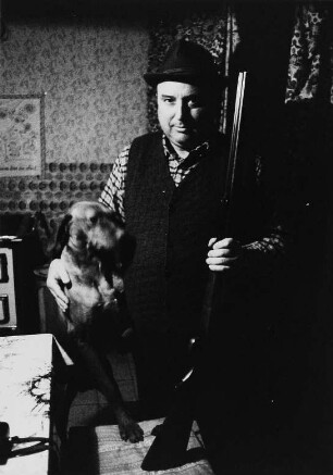 Mann mit Hund und Gewehr