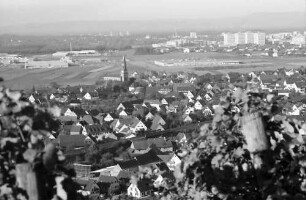 Freiburg, St. Georgen: Vom Rebberg (Kapelle) auf Ortsteil mit Hochhäusern Weingarten