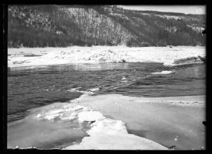 Main mit Eisschollen in Blickrichtung Kreuzwertheimer Remberg