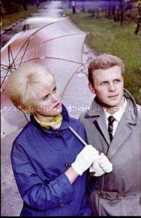 Junges Paar mit Regenschirm
