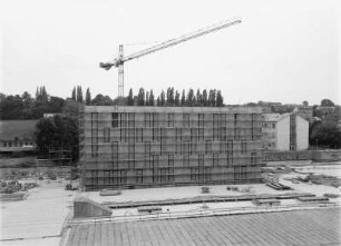 Baustelle Sächsische Landesbibliothek - Staats- und Universitätsbibliothek Dresden, Zentralbibliothek. Rohbau, Südriegel mit Gerüst, dahinter Turmdrehkran. Ansicht von Nordnordost : Dresden-Räcknitz, Zellescher Weg 18. Baustelle Sächsische Landesbibliothek - Staats- und Universitätsbibliothek Dresden, Zentralbibliothek. Rohbau, Südriegel mit Gerüst, dahinter Turmdrehkran. Ansicht von Nordnordost