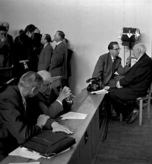 Werner Heisenberg im Gespräch und Abram Fjodorowitsch Joffe im Interview auf dem Physikerkongress in Leipzig