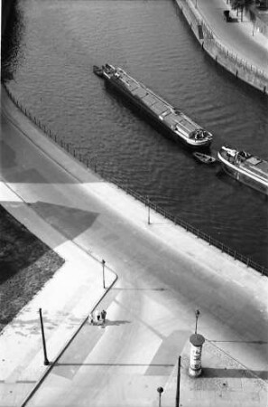 Berlin: Blick vom Reichstag auf Spreebogen mit Schlepper